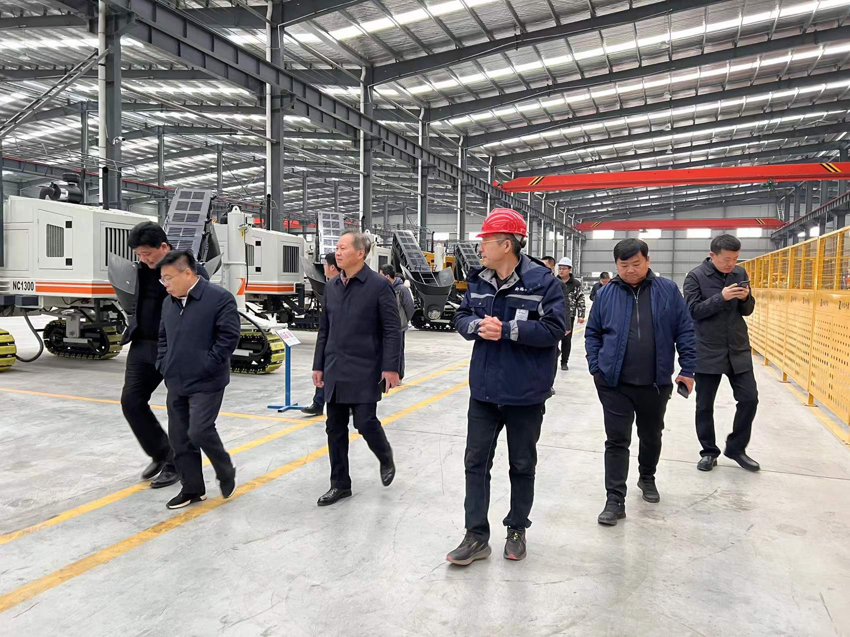 熱烈歡迎徐州市委市政府、淮海國際港務(wù)區(qū)、柳新鎮(zhèn)一行領(lǐng)導(dǎo)來我司參觀考察工作